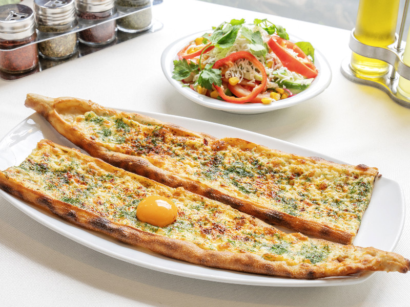 Açık Otlu Üç Peynirli Pide